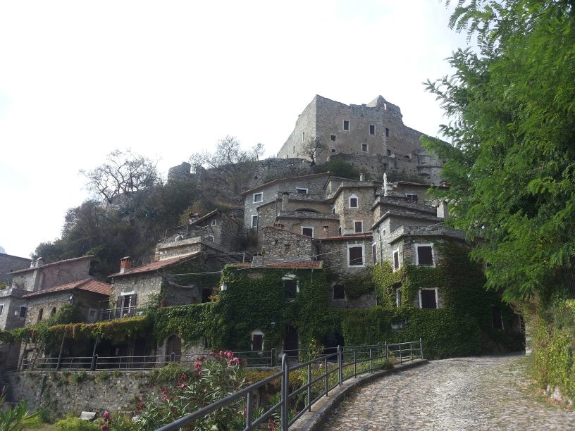 Castelvecchio di Rocca Barbena - SV di Daniella Macrì
