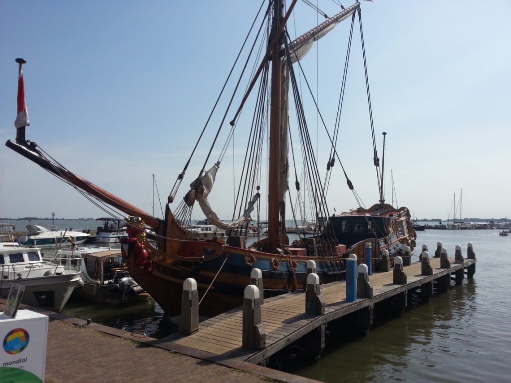 Imbarcazione antica nel porto di Volendam