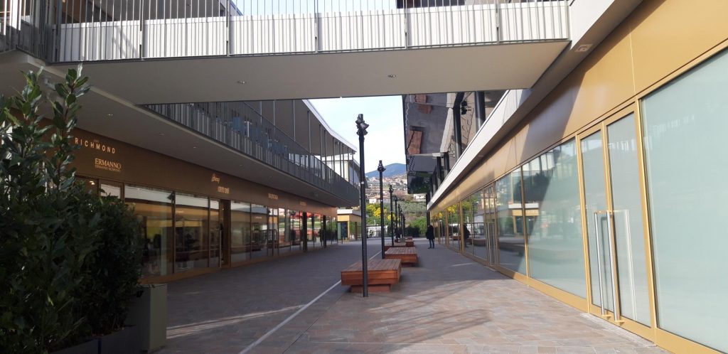 Area centrale del centro commerciale The Mall Sanremo