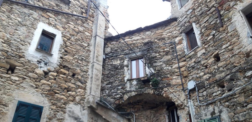 Vista di una casa tipica della borgata Ligure