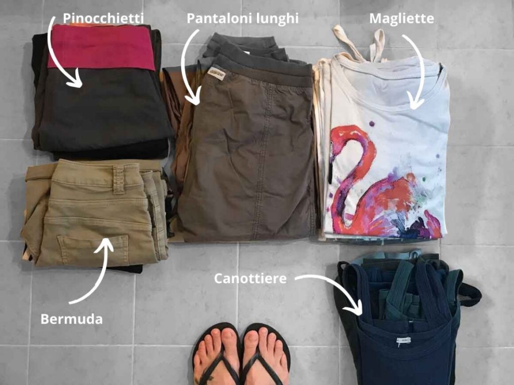 Raggruppare i vestiti prima di cominciare a fare la valigia