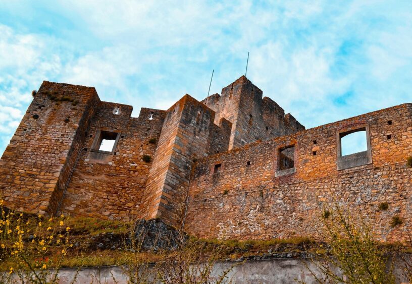 Luoghi fortificati in cima ai monti