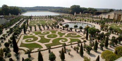 https://www.passioneinviaggio.it/un-approfondimento-storico-che-racconta-la-trasformazione-del-palazzo-da-semplice-casino-di-caccia-a-simbolo-del-potere-assoluto-di-luigi-xiv/