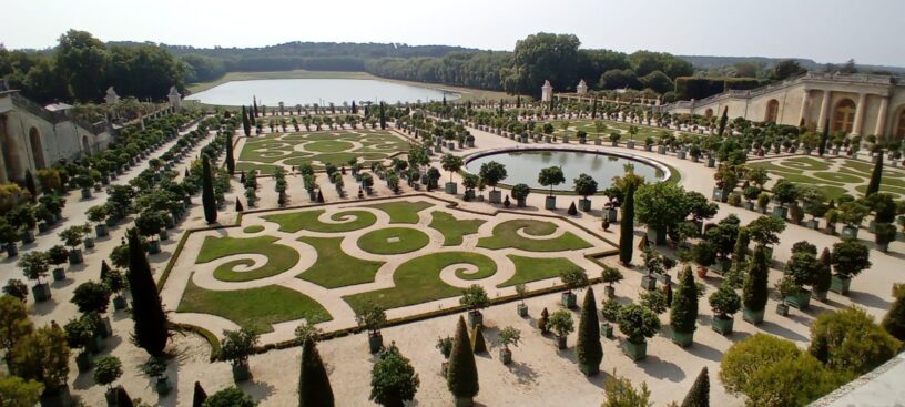 https://www.passioneinviaggio.it/un-approfondimento-storico-che-racconta-la-trasformazione-del-palazzo-da-semplice-casino-di-caccia-a-simbolo-del-potere-assoluto-di-luigi-xiv/