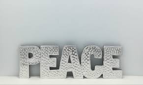 Attacco all’Iran: migliaia di voli fermi nel mondo. Bloccati anche i viaggi per l’Asia. Come chiedere il rimborso