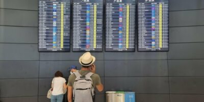 Nuove regole UE per gli aerei, dai bagagli a mano ai risarcimenti per i voli cancellati: tutte le tutele per chi viaggia